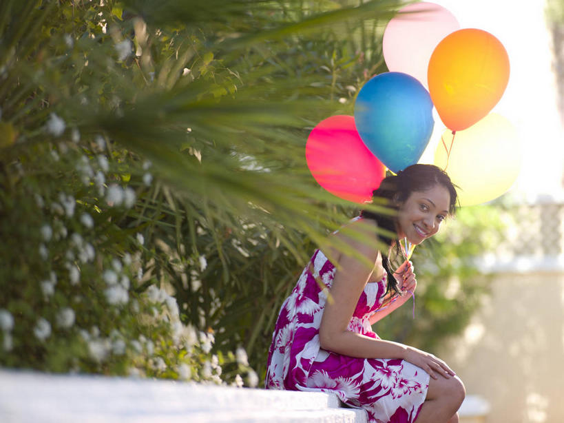 西方人,一个人,坐,笑,微笑,横图,彩色,室外,白天,侧面,裙子,游戏,植物,玩具,欧洲,非洲,黑人,欧洲人,仅一个年轻女性,仅一个女性,仅一个人,许多,握,阴影,连衣裙,服装,光线,影子,塑料,很多,拿,玩,拿着,扭头,注视,娱乐,树,树木,衣服,绿色,阳光,自然,气球,塑料制品,观察,看,转头,休闲,充气玩具,橡胶,益智,握着,服饰,生长,成长,观看,活动,五颜六色,色彩斑斓,察看,衣着,穿着,发泄,关注,消遣,智力,五彩缤纷,橡胶制品,宣泄,五彩斑斓,衣饰,五光十色,年轻女性,女人,女性,非洲人,玩耍,嬉戏,坐着,半身,彩图