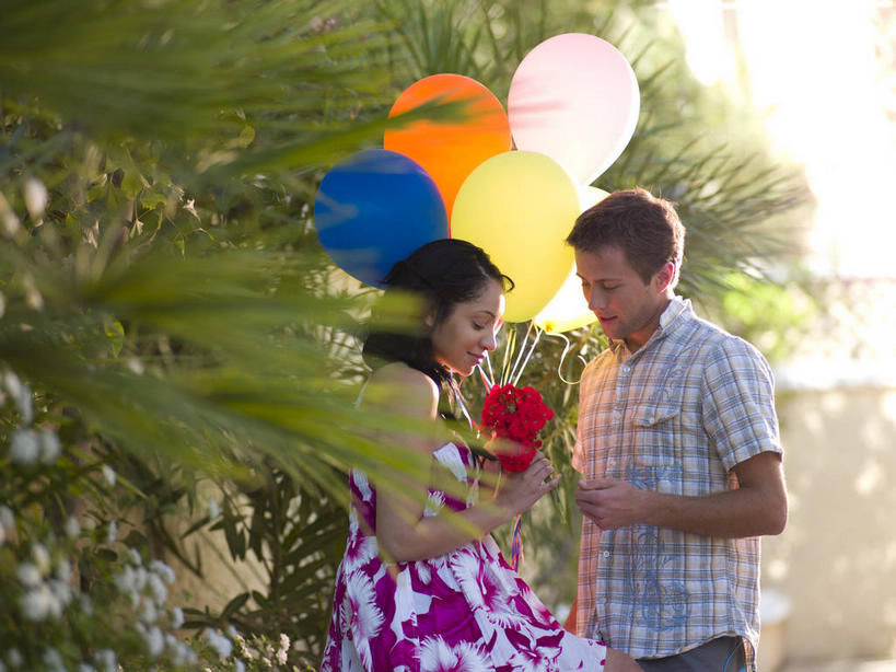 西方人,两个人,站,坐,笑,微笑,横图,彩色,室外,白天,侧面,裙子,爱情,游戏,植物,玩具,欧洲,欧洲人,许多,握,阴影,连衣裙,服装,盛开,光线,影子,塑料,很多,浪漫,拿,玩,花蕾,拿着,注视,休闲装,娱乐,花,花瓣,花朵,鲜花,树,树木,衣服,红色,绿色,阳光,自然,气球,塑料制品,花苞,花蕊,观察,看,站着,休闲,温暖,温馨,休闲服,充气玩具,橡胶,恩爱,益智,握着,恋人,服饰,生长,成长,观看,活动,五颜六色,色彩斑斓,和睦,察看,发泄,关注,消遣,智力,五彩缤纷,橡胶制品,宣泄,五彩斑斓,五光十色,男人,男性,年轻男性,年轻女性,女人,女性,白种人,情侣,玩耍,嬉戏,站立,坐着,半身,彩图,伴侣,融洽