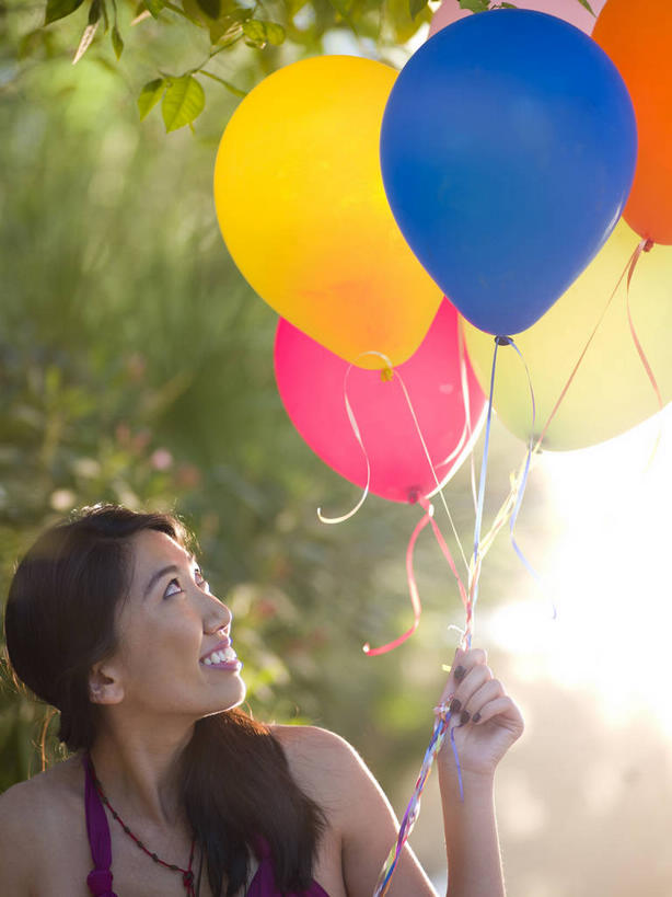 东方人,一个人,竖图,彩色,室外,白天,正面,泳装,比基尼,游戏,植物,玩具,亚洲,仅一个女性,仅一个人,许多,握,阴影,朦胧,模糊,光线,影子,塑料,很多,拿,玩,拿着,注视,黄种人,娱乐,树,树木,绿色,紫色,阳光,自然,气球,塑料制品,观察,看,仅一个中年女性,休闲,充气玩具,橡胶,益智,握着,生长,成长,观看,活动,五颜六色,色彩斑斓,察看,发泄,关注,消遣,智力,五彩缤纷,橡胶制品,宣泄,五彩斑斓,五光十色,女人,女性,中年女性,亚洲人,抬头,玩耍,嬉戏,仰头,半身,彩图,三点式,泳衣