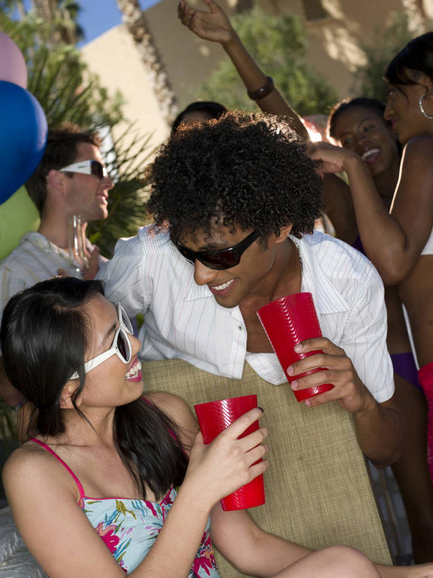 果汁,东方人,西方人,伙伴,朋友,坐,笑,微笑,露齿笑,竖图,室外,白天,正面,爱情,友谊,植物,棕榈树,杯子,叶子,欧洲,非洲,黑人,欧洲人,亚洲,握,阴影,服装,光线,墨镜,眼镜,影子,绿叶,饮品,许多人,浪漫,拿,拿着,注视,休闲装,黄种人,相视,玻璃制品,树,树木,饮料,衣服,蓝色,绿色,蓝天,天空,阳光,自然,水杯,太阳镜,太阳眼镜,天,观察,看,一群人,休闲,温暖,温馨,面对面,休闲服,嫩叶,遮阳镜,恩爱,握着,恋人,服饰,生长,晴朗,成长,观看,对视,和睦,察看,互视,关注,可口,相对,棕榈叶,万里无云,相看,适口,友情,男人,男性,年轻男性,年轻女性,女人,女性,中年男性,中年女性,白种人,非洲人,亚洲人,情侣,叶,叶片,玻璃杯,晴空,晴空万里,棕树,棕榈,坐着,半身,彩图,伴侣,融洽