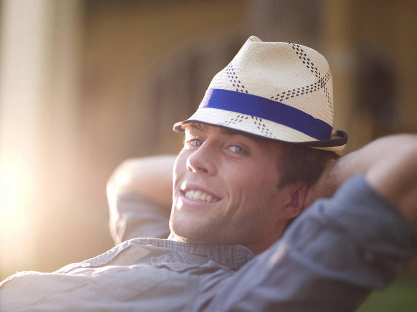 西方人,一个人,坐,笑,微笑,露齿笑,横图,室外,白天,侧面,帽子,欧洲,欧洲人,仅一个男性,仅一个人,抱头,阴影,服装,朦胧,模糊,光线,影子,扭头,注视,休闲装,仅一个年轻男性,衣服,阳光,遮阳帽,观察,看,转头,休闲,休闲服,服饰,观看,察看,双手抱头,关注,捧首,捧头,男人,男性,年轻男性,白种人,坐着,半身,彩图