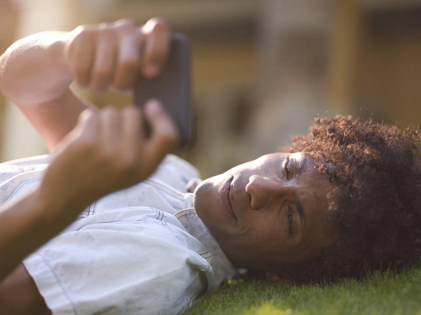 西方人,一个人,躺,笑,打电话,微笑,横图,俯视,室外,白天,草地,草坪,植物,电话,手机,欧洲,非洲,黑人,欧洲人,仅一个男性,仅一个人,握,阴影,服装,朦胧,模糊,光线,影子,拿,拿着,注视,休闲装,通讯设备,草,仅一个年轻男性,衣服,绿色,白色,阳光,观察,看,休闲,休闲服,握着,服饰,观看,察看,关注,一部,卧着,交流,男人,男性,年轻男性,非洲人,沟通,躺着,通话,卧,半身,彩图,高角度拍摄