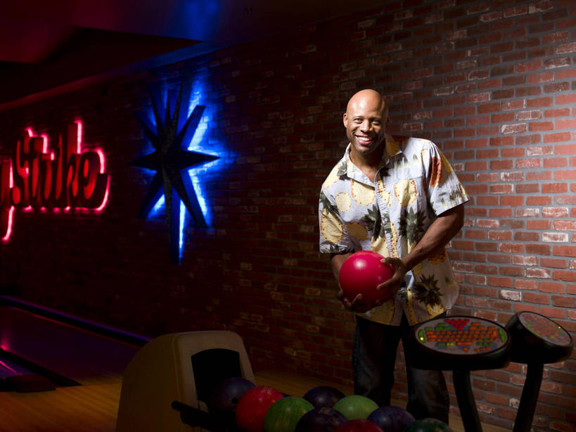 西方人,秃头,一个人,站,笑,微笑,露齿笑,横图,彩色,室内,白天,正面,民族服装,衬衫,锻炼,运动,保龄球,霓虹灯,欧洲,非洲,黑人,欧洲人,仅一个男性,仅一个人,仅一个中年男性,握,阴影,光线,影子,墙,灯光,七彩,保龄球馆,速度,拿,拿着,注视,娱乐,光源,运动器械,球道,霓虹,墙壁,墙面,灯,球,观察,看,站着,健身器械,力量,平衡,握着,观看,技巧,协调,察看,照明设备,关注,健身器材,灵敏,球馆,柔韧,氖灯,趣味,耐力,抗争,保龄球道,指孔,体育,地滚球,男人,男性,中年男性,非洲人,光头,无发,站立,半身,彩图,衬衣,传统服装,民俗服,健身,夏威夷衬衫,运动器材