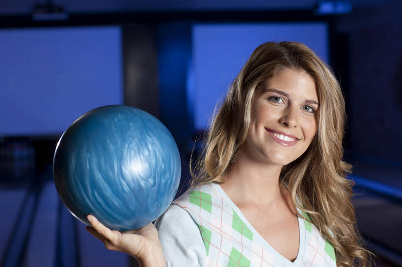 西方人,脸,头,脸颊,脖子,手,头发,一个人,站,捧,笑,微笑,露齿笑,横图,室内,特写,白天,正面,锻炼,运动,保龄球,欧洲,欧洲人,仅一个年轻女性,仅一个女性,仅一个人,阴影,服装,反射,影子,保龄球馆,速度,注视,休闲装,娱乐,运动器械,球道,肩膀,球,衣服,观察,看,站着,休闲,手部,休闲服,金色,健身器械,力量,平衡,服饰,观看,技巧,单手,协调,察看,关注,健身器材,灵敏,球馆,柔韧,趣味,耐力,抗争,保龄球道,指孔,体育,地滚球,年轻女性,女人,女性,白种人,头部,长发,卷发,脖,颈,颈部,脸部,脸蛋,面部,端,端着,捧着,手捧,站立,半身,彩图,健身,运动器材