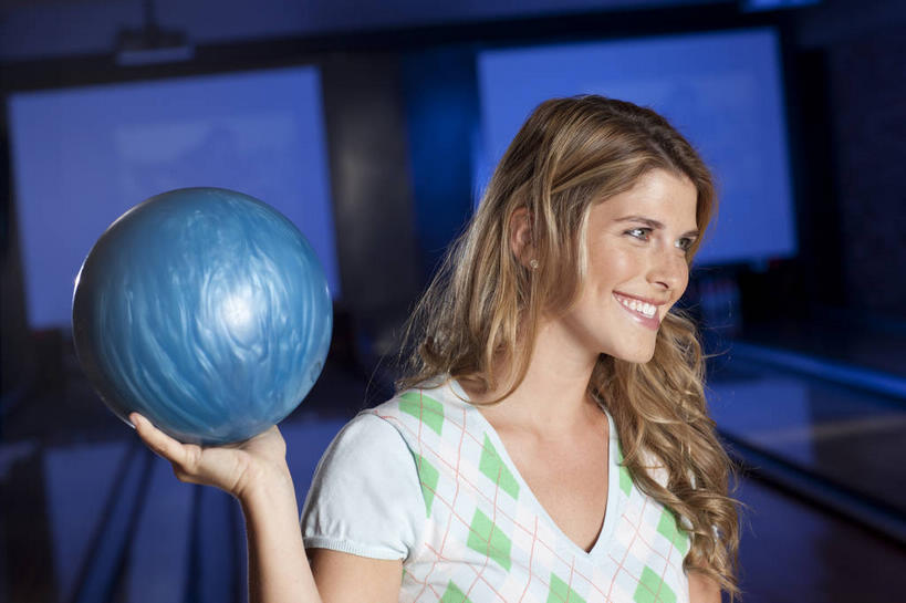 西方人,脸,头,脸颊,脖子,手,头发,一个人,站,捧,笑,微笑,露齿笑,横图,室内,白天,正面,锻炼,运动,保龄球,欧洲,欧洲人,仅一个年轻女性,仅一个女性,仅一个人,阴影,服装,反射,影子,保龄球馆,速度,扭头,注视,休闲装,娱乐,运动器械,球道,肩膀,球,衣服,观察,看,站着,转头,休闲,手部,休闲服,金色,健身器械,力量,平衡,服饰,观看,技巧,单手,协调,察看,关注,健身器材,灵敏,球馆,柔韧,趣味,耐力,抗争,保龄球道,指孔,体育,地滚球,年轻女性,女人,女性,白种人,头部,长发,卷发,脖,颈,颈部,脸部,脸蛋,面部,端,端着,捧着,手捧,站立,半身,彩图,健身,运动器材