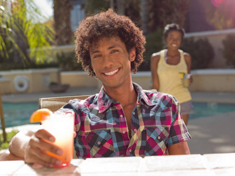 果汁,西方人,两个人,体育馆,游泳池,站,笑,微笑,露齿笑,横图,室外,白天,正面,爱情,水,植物,棕榈树,杯子,水果,叶子,欧洲,非洲,黑人,欧洲人,握,阴影,服装,朦胧,模糊,新鲜,光线,影子,水池,水面,生食,食品,果实,绿叶,饮品,浪漫,拿,拿着,注视,休闲装,泳池,玻璃制品,树,树木,食物,饮料,衣服,绿色,阳光,自然,水杯,观察,看,站着,休闲,温暖,温馨,休闲服,嫩叶,恩爱,握着,恋人,服饰,有机食品,绿色食品,生长,成长,观看,和睦,察看,游泳馆,关注,可口,棕榈叶,适口,男人,男性,年轻男性,年轻女性,女人,女性,非洲人,情侣,叶,叶片,玻璃杯,棕树,棕榈,站立,半身,彩图,伴侣,融洽