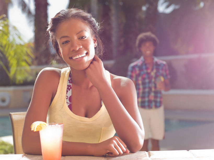 果汁,西方人,两个人,体育馆,游泳池,站,笑,微笑,露齿笑,横图,室外,白天,正面,爱情,水,植物,棕榈树,杯子,水果,叶子,欧洲,非洲,黑人,欧洲人,撑,握,阴影,服装,朦胧,模糊,新鲜,光线,影子,水池,水面,生食,食品,果实,绿叶,饮品,浪漫,拿,拿着,托腮,注视,休闲装,泳池,玻璃制品,树,树木,食物,饮料,衣服,绿色,阳光,自然,水杯,观察,看,托,站着,休闲,温暖,温馨,休闲服,嫩叶,恩爱,握着,恋人,服饰,有机食品,绿色食品,生长,成长,观看,和睦,察看,游泳馆,关注,可口,托下巴,棕榈叶,适口,单手托腮,男人,男性,年轻男性,年轻女性,女人,女性,非洲人,情侣,叶,叶片,玻璃杯,棕树,棕榈,站立,半身,彩图,伴侣,融洽