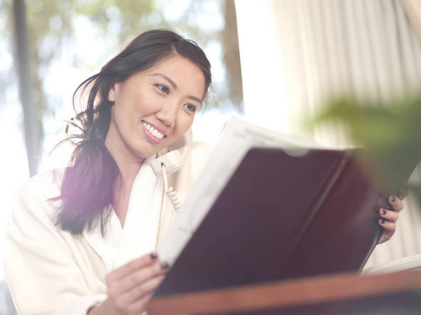 东方人,一个人,宾馆,坐,笑,说,打电话,微笑,露齿笑,横图,室内,白天,正面,浴袍,讨论,植物,窗户,桌子,电话,亚洲,仅一个女性,仅一个人,握,阴影,服装,朦胧,模糊,反射,盆栽,影子,办公桌,盆景,拿,听,拿着,注视,黄种人,通讯设备,玻璃窗,菜单,衣服,绿色,白色,自然,话筒,观察,看,仅一个中年女性,电话线,握着,服饰,生长,成长,观看,察看,固定电话,衣着,穿着,关注,衣饰,交流,女人,女性,中年女性,亚洲人,电话机,沟通,讲话,交谈,商讨,说话,谈话,通话,坐着,半身,彩图,汤帷子,浴衣,客店,客栈,旅店,旅馆,旅舍,汽车旅馆