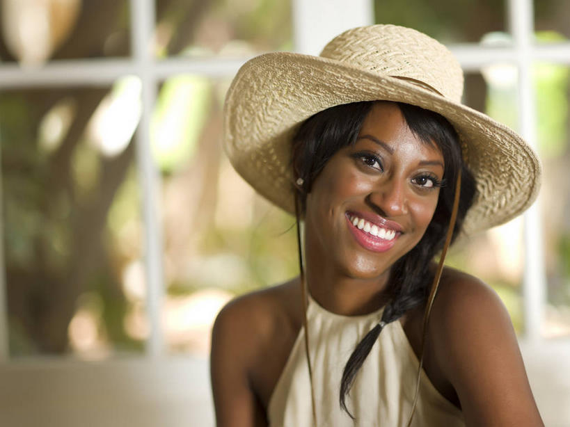 西方人,脸,头,脸颊,脖子,一个人,笑,微笑,露齿笑,横图,室内,特写,白天,正面,植物,窗户,帽子,欧洲,非洲,黑人,欧洲人,仅一个年轻女性,仅一个女性,仅一个人,阴影,服装,朦胧,模糊,反射,影子,注视,休闲装,肩膀,玻璃窗,树,树木,衣服,绿色,自然,遮阳帽,观察,看,休闲,休闲服,服饰,生长,成长,观看,察看,关注,年轻女性,女人,女性,非洲人,头部,脖,颈,颈部,脸部,脸蛋,面部,半身,彩图