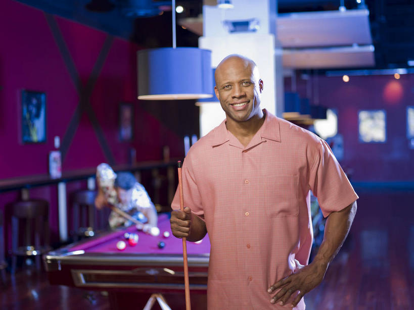 西方人,两个人,伙伴,朋友,站,笑,微笑,露齿笑,横图,室内,白天,正面,友谊,台球,照明,欧洲,非洲,黑人,欧洲人,弯腰,握,撞球,阴影,服装,朦胧,模糊,光线,球杆,影子,灯光,拿,拿着,注视,休闲装,运动器械,手叉腰,吊灯,彩球,灯,衣服,灯具,叉腰,观察,看,站着,休闲,休闲服,健身器械,握着,服饰,观看,照亮,察看,台球桌,照明设备,关注,健身器材,斯诺克,弯身,斯诺克球,斯诺克台球,单手叉腰,友情,桌球,男人,男性,中年男性,白种人,非洲人,站立,半身,彩图,运动器材