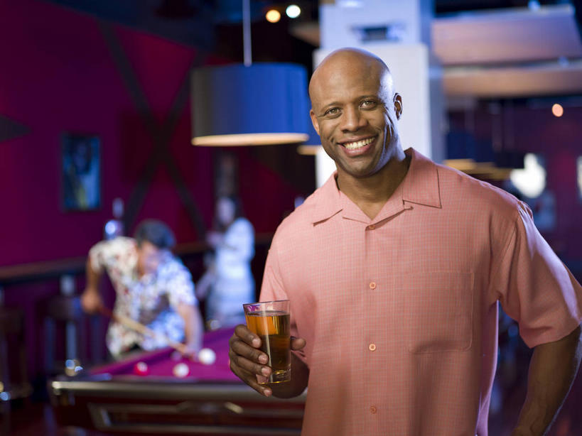 西方人,两个人,伙伴,朋友,站,笑,微笑,露齿笑,横图,室内,白天,正面,友谊,台球,照明,欧洲,非洲,黑人,欧洲人,弯腰,握,撞球,阴影,服装,朦胧,模糊,光线,球杆,影子,灯光,拿,拿着,注视,休闲装,运动器械,手叉腰,吊灯,彩球,灯,衣服,灯具,叉腰,观察,看,站着,休闲,休闲服,健身器械,握着,服饰,观看,照亮,察看,台球桌,照明设备,关注,健身器材,斯诺克,弯身,斯诺克球,斯诺克台球,单手叉腰,友情,桌球,男人,男性,中年男性,白种人,非洲人,站立,半身,彩图,运动器材