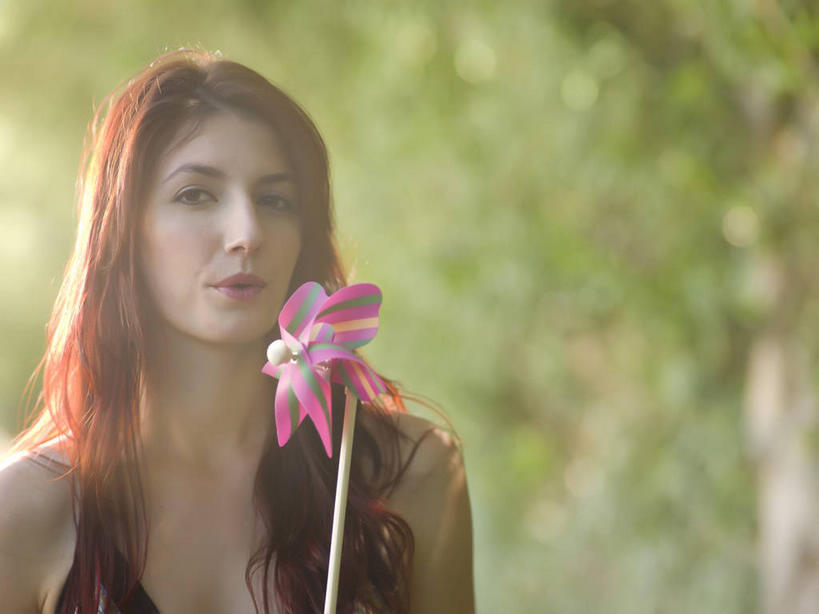 西方人,脸,头,脸颊,头发,一个人,横图,室外,白天,正面,农业,风能,风力发电机,植物,风车,欧洲,欧洲人,仅一个年轻女性,仅一个女性,仅一个人,阴影,服装,环保,朦胧,模糊,电力,光线,影子,棕色,注视,休闲装,设备,肩膀,树,树木,一个,衣服,绿色,阳光,自然,吹,观察,看,休闲,休闲服,发电,机械,工业,服饰,生长,能源,单个,成长,观看,资源,察看,风力机,关注,利用,低碳,风力发电,风力涡轮机,年轻女性,女人,女性,白种人,头部,长发,卷发,脸部,脸蛋,面部,半身,彩图