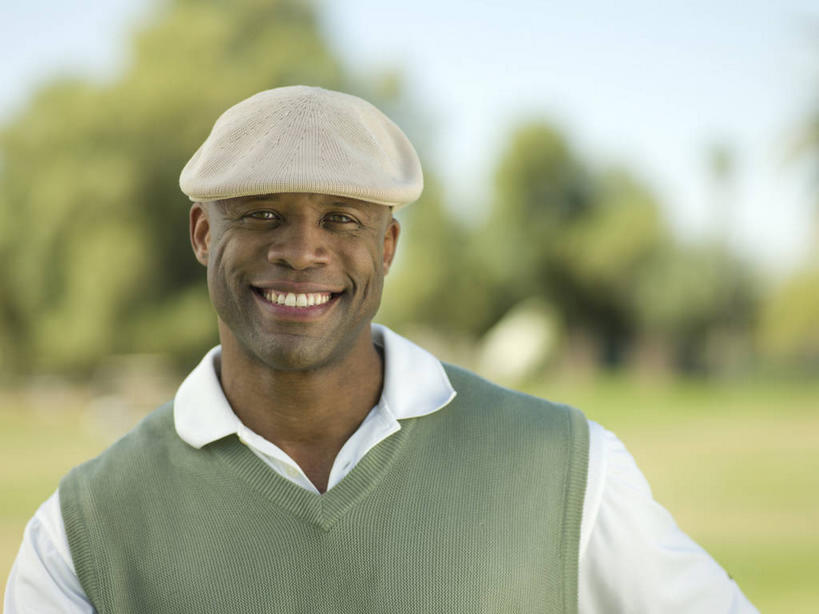 西方人,脸,头,脸颊,脖子,一个人,站,笑,微笑,露齿笑,横图,室外,白天,正面,锻炼,旅游,度假,运动,草地,草坪,植物,帽子,欧洲,非洲,黑人,欧洲人,仅一个男性,仅一个人,仅一个中年男性,阴影,服装,朦胧,模糊,光线,影子,球场,注视,休闲装,娱乐,运动帽,高尔夫球场,肩膀,草,树,树木,衣服,蓝色,绿色,蓝天,天空,阳光,自然,天,观察,看,站着,享受,休闲,休闲服,鸭舌帽,放松,服饰,生长,晴朗,成长,观看,察看,关注,室外运动,绿茵场,户外运动,万里无云,男人,男性,中年男性,非洲人,头部,脖,颈,颈部,脸部,脸蛋,面部,晴空,晴空万里,站立,半身,彩图,健身