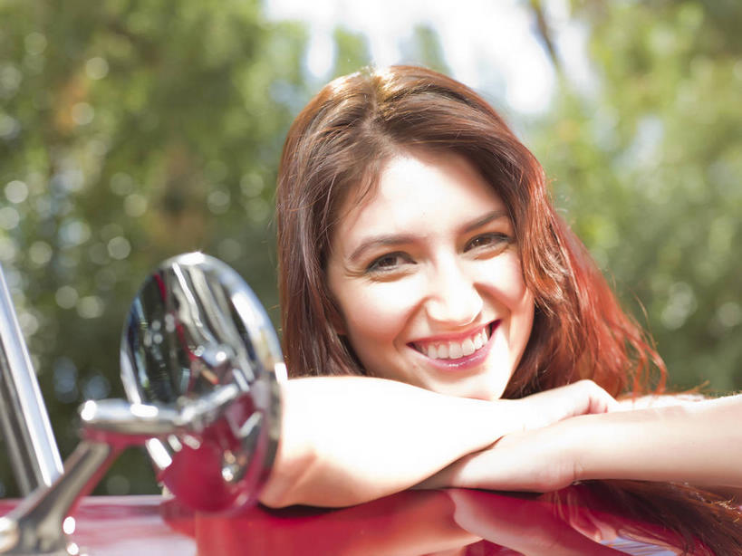 西方人,脸,头,脸颊,头发,一个人,笑,微笑,露齿笑,横图,室外,特写,白天,正面,安全,植物,镜子,汽车,欧洲,欧洲人,仅一个年轻女性,仅一个女性,仅一个人,阴影,朦胧,模糊,反射,光线,影子,棕色,跑车,注视,车,树,树木,红色,绿色,阳光,自然,交通工具,观察,看,趴着,后视镜,生长,成长,观看,镜像,察看,生命,镜面,关注,载具,敞篷跑车,光学,侧视镜,年轻女性,女人,女性,白种人,头部,长发,直发,脸部,脸蛋,面部,趴,半身,彩图