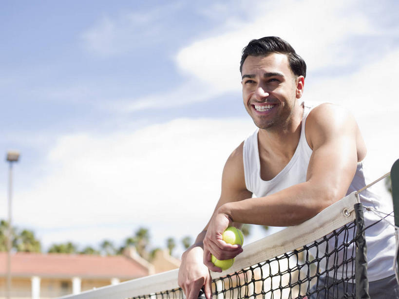 西方人,一个人,体育馆,运动场,站,笑,微笑,露齿笑,横图,室外,白天,仰视,网球,欧洲,欧洲人,仅一个男性,仅一个人,握,阴影,服装,朦胧,模糊,光线,背心,影子,云,云朵,球网,网球装备,拿,云彩,拿着,注视,运动器械,体育场,仅一个年轻男性,衣服,蓝色,绿色,白色,白云,蓝天,天空,阳光,天,观察,看,靠,靠着,倚靠,站着,健身器械,握着,服饰,晴朗,观看,察看,倚着,衣着,穿着,关注,健身器材,运动馆,衣饰,网球球网,网球运动,男人,男性,年轻男性,白种人,晴空,站立,半身,彩图,低角度拍摄,运动器材