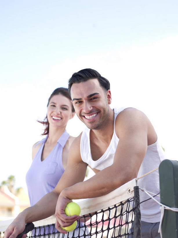 西方人,两个人,体育馆,运动场,站,笑,微笑,露齿笑,竖图,室外,白天,仰视,爱情,锻炼,旅游,度假,运动,网球,欧洲,欧洲人,握,阴影,服装,朦胧,模糊,光线,背心,影子,云,云朵,球网,网球装备,浪漫,拿,云彩,拿着,注视,娱乐,运动器械,体育场,衣服,蓝色,绿色,白色,白云,蓝天,天空,阳光,天,观察,看,靠,靠着,倚靠,站着,享受,休闲,温暖,温馨,健身器械,恩爱,放松,握着,恋人,服饰,晴朗,观看,和睦,察看,倚着,衣着,穿着,关注,室外运动,健身器材,户外运动,运动馆,衣饰,网球球网,网球运动,男人,男性,年轻男性,年轻女性,女人,女性,白种人,情侣,晴空,站立,半身,彩图,低角度拍摄,健身,伴侣,融洽,运动器材