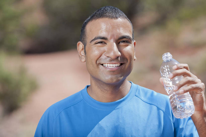 西方人,脸,头,脸颊,脖子,手,一个人,站,笑,微笑,露齿笑,横图,室外,特写,白天,正面,运动服,锻炼,旅游,度假,运动,水,植物,道路,路,欧洲,欧洲人,仅一个男性,仅一个人,握,阴影,服装,朦胧,模糊,光线,液体,影子,小路,交通,拿,拿着,注视,娱乐,饮用水,肩膀,树,树木,仅一个年轻男性,一个,衣服,蓝色,绿色,阳光,自然,瓶子,塑料制品,矿泉水,观察,看,站着,享受,休闲,手部,塑料瓶,放松,握着,服饰,乡间小路,生长,单个,成长,观看,单手,察看,衣着,穿着,关注,室外运动,户外运动,蒸馏水,衣饰,男人,男性,年轻男性,白种人,头部,脖,颈,颈部,脸部,脸蛋,面部,站立,半身,彩图,健身,运动装