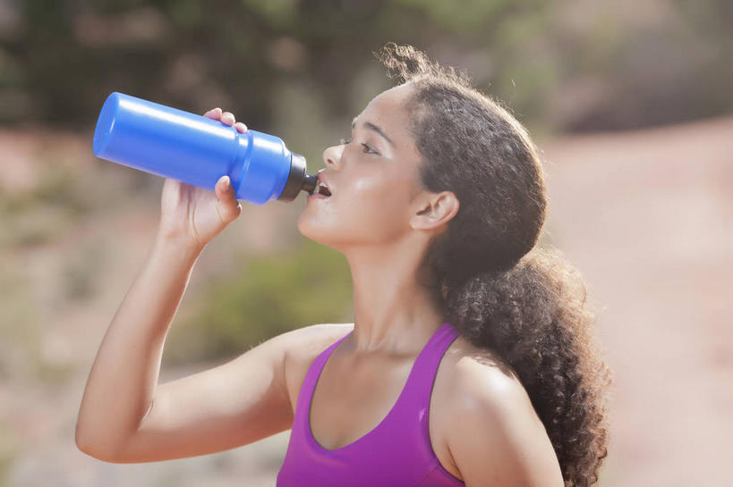 西方人,一个人,站,闭眼,横图,室外,白天,正面,运动服,锻炼,旅游,度假,运动,水,植物,道路,路,欧洲,欧洲人,仅一个年轻女性,仅一个女性,仅一个人,喝,握,阴影,服装,朦胧,模糊,光线,液体,影子,小路,交通,拿,拿着,娱乐,饮用水,树,树木,一个,衣服,绿色,紫色,阳光,自然,瓶子,塑料制品,矿泉水,站着,享受,休闲,塑料瓶,放松,握着,服饰,乡间小路,生长,单个,成长,衣着,穿着,室外运动,户外运动,蒸馏水,衣饰,年轻女性,女人,女性,白种人,闭眼睛,闭着眼,闭着眼睛,抬头,仰头,站立,半身,彩图,健身,运动装