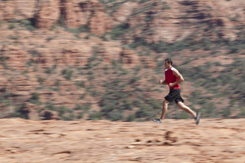 西方人,一个人,跑,横图,室外,白天,侧面,运动服,锻炼,旅游,度假,运动,石头,美景,沙漠,山,山脉,植物,欧洲,欧洲人,仅一个男性,仅一个人,阴影,服装,朦胧,模糊,光线,石子,影子,景观,山峰,山峦,注视,娱乐,树,树木,仅一个年轻男性,衣服,红色,绿色,阳光,自然,群山,观察,看,享受,休闲,景色,放松,服饰,生长,成长,观看,察看,衣着,穿着,关注,自然风光,室外运动,户外运动,沉积岩,衣饰,水成岩,体育,男人,男性,年轻男性,白种人,大漠,砂漠,石块,岩石,跑步,彩图,全身,健身,运动装
