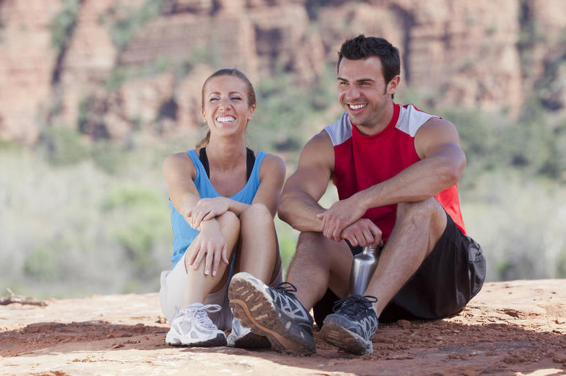 西方人,两个人,坐,笑,微笑,露齿笑,横图,室外,白天,正面,运动服,爱情,旅游,度假,石头,美景,沙漠,山,山脉,植物,金属制品,欧洲,欧洲人,握,阴影,服装,朦胧,模糊,光线,金属,石子,影子,景观,山峰,山峦,浪漫,拿,拿着,注视,娱乐,树,树木,一个,衣服,红色,蓝色,绿色,阳光,自然,瓶子,群山,观察,看,享受,休闲,温暖,温馨,景色,恩爱,放松,握着,恋人,服饰,生长,单个,成长,观看,和睦,察看,衣着,穿着,关注,自然风光,保温,保温瓶,沉积岩,衣饰,水成岩,男人,男性,年轻男性,年轻女性,女人,女性,白种人,情侣,大漠,砂漠,石块,岩石,坐着,彩图,全身,伴侣,融洽,运动装