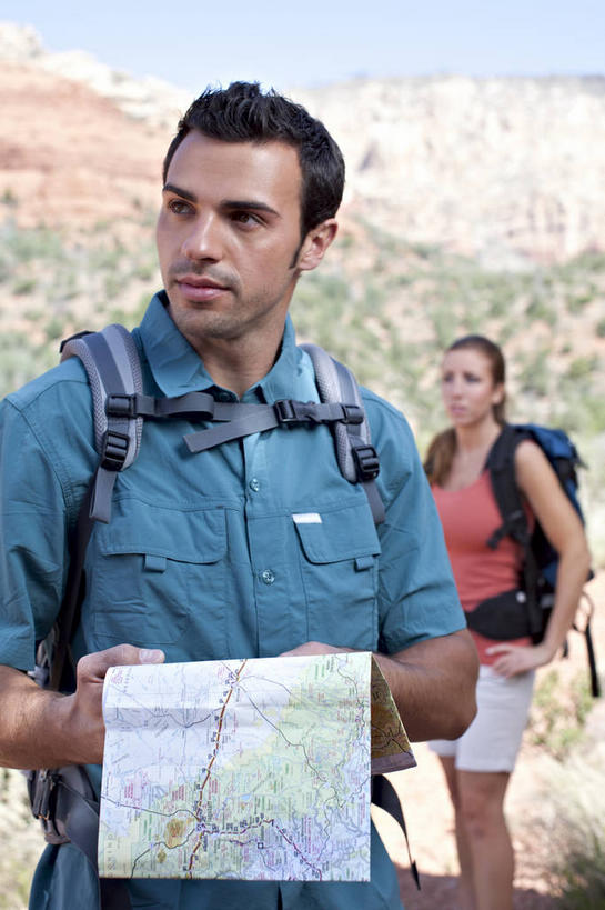 西方人,背,两个人,站,竖图,室外,白天,正面,爱情,旅游,度假,石头,美景,山,山脉,植物,道路,地图,欧洲,欧洲人,握,阴影,服装,光线,信息,包,石子,影子,景观,山顶,山峰,交通,山峦,浪漫,拿,旅行包,拿着,扭头,注视,休闲装,方向,娱乐,树,树木,衣服,蓝色,绿色,蓝天,天空,阳光,自然,背包,群山,天,背着,观察,看,站着,转头,享受,休闲,温暖,温馨,休闲服,景色,恩爱,放松,握着,恋人,服饰,生长,晴朗,成长,观看,引导,指引,和睦,察看,关注,自然风光,沉积岩,万里无云,旅游包,背负,颠峰,极峰,水成岩,男人,男性,年轻男性,年轻女性,女人,女性,白种人,情侣,石块,岩石,晴空,晴空万里,站立,半身,彩图,伴侣,融洽,导航,双肩包