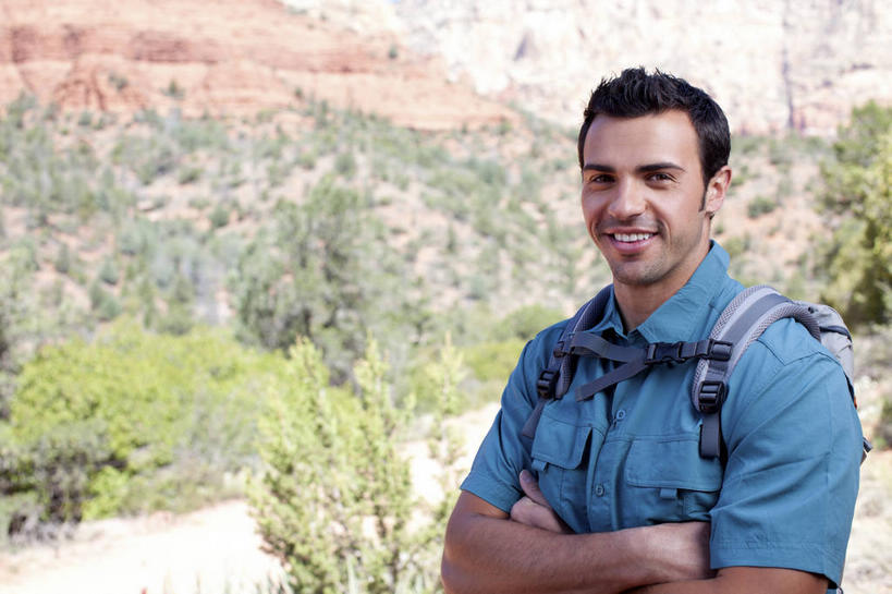 西方人,一个人,站,笑,双手交叉,微笑,露齿笑,横图,室外,白天,正面,旅游,度假,石头,美景,沙漠,山,山脉,植物,道路,路,欧洲,欧洲人,仅一个男性,仅一个人,阴影,服装,朦胧,模糊,光线,包,石子,影子,景观,山峰,小路,交通,山峦,旅行包,注视,休闲装,娱乐,树,树木,仅一个年轻男性,衣服,蓝色,绿色,阳光,自然,背包,群山,观察,看,站着,享受,休闲,休闲服,景色,放松,服饰,乡间小路,生长,成长,观看,察看,双手抱胸,关注,自然风光,沉积岩,旅游包,水成岩,男人,男性,年轻男性,白种人,大漠,砂漠,石块,岩石,站立,半身,彩图,双肩包