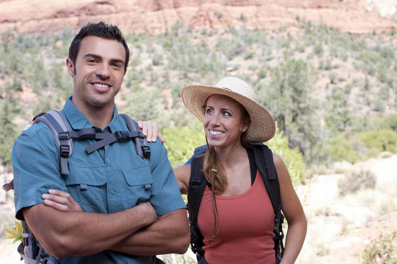 西方人,两个人,站,笑,双手交叉,微笑,露齿笑,横图,室外,白天,正面,爱情,旅游,度假,石头,美景,森林,沙漠,山,山脉,树林,植物,帽子,欧洲,欧洲人,阴影,服装,光线,包,石子,影子,景观,山峰,山峦,浪漫,旅行包,注视,休闲装,娱乐,树,树木,衣服,绿色,阳光,自然,背包,遮阳帽,群山,观察,看,站着,享受,休闲,温暖,温馨,休闲服,景色,恩爱,放松,搭,恋人,服饰,生长,成长,观看,和睦,察看,双手抱胸,搭着,关注,自然风光,沉积岩,旅游包,水成岩,男人,男性,年轻男性,年轻女性,女人,女性,白种人,情侣,大漠,砂漠,石块,岩石,站立,半身,彩图,伴侣,融洽,双肩包