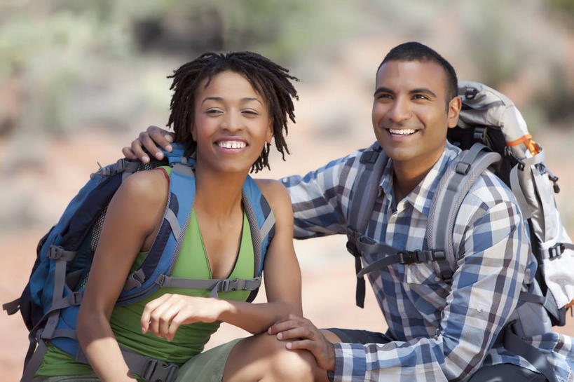 西方人,两个人,蹲,抱,笑,微笑,露齿笑,横图,室外,白天,正面,爱情,旅游,度假,美景,沙漠,植物,欧洲,非洲,黑人,欧洲人,阴影,服装,朦胧,模糊,光线,包,影子,景观,浪漫,旅行包,注视,休闲装,娱乐,树,树木,衣服,绿色,阳光,自然,背包,观察,看,享受,休闲,温暖,温馨,休闲服,景色,恩爱,放松,恋人,服饰,生长,成长,抱着,观看,和睦,察看,搂着,关注,自然风光,旅游包,男人,男性,年轻男性,年轻女性,女人,女性,非洲人,情侣,大漠,砂漠,蹲着,怀抱,搂,搂抱,相抱,拥抱,半身,彩图,伴侣,融洽,双肩包