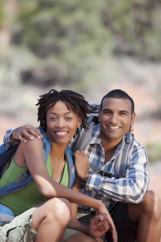 西方人,两个人,蹲,抱,笑,微笑,露齿笑,竖图,室外,白天,正面,爱情,旅游,度假,美景,沙漠,植物,欧洲,非洲,黑人,欧洲人,阴影,服装,朦胧,模糊,光线,包,影子,景观,浪漫,旅行包,注视,休闲装,娱乐,树,树木,衣服,绿色,阳光,自然,背包,观察,看,享受,休闲,温暖,温馨,休闲服,景色,恩爱,放松,恋人,服饰,生长,成长,抱着,观看,和睦,察看,搂着,关注,自然风光,旅游包,男人,男性,年轻男性,年轻女性,女人,女性,非洲人,情侣,大漠,砂漠,蹲着,怀抱,搂,搂抱,相抱,拥抱,半身,彩图,伴侣,融洽,双肩包