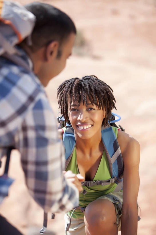 西方人,两个人,拉,握手,笑,微笑,露齿笑,竖图,俯视,室外,白天,爱情,旅游,度假,美景,沙漠,山,山脉,欧洲,非洲,黑人,欧洲人,阴影,服装,光线,包,影子,景观,山峰,山峦,浪漫,旅行包,注视,休闲装,娱乐,相视,衣服,阳光,自然,背包,群山,观察,看,享受,休闲,温暖,温馨,面对面,休闲服,景色,恩爱,放松,恋人,服饰,观看,对视,和睦,察看,互视,关注,自然风光,相对,相看,旅游包,男人,男性,年轻男性,年轻女性,女人,女性,非洲人,情侣,大漠,砂漠,搀手,拉手,手搀手,手拉手,手牵手,手握手,半身,彩图,高角度拍摄,伴侣,融洽,双肩包