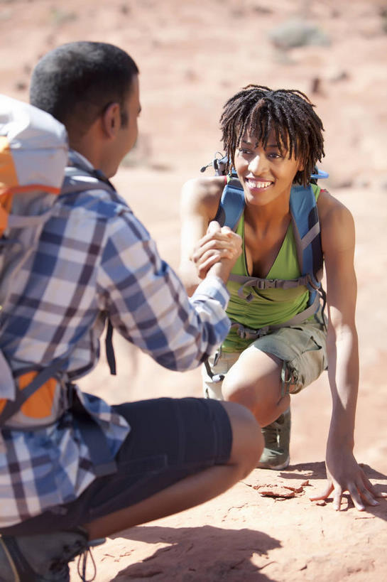 西方人,两个人,拉,握手,笑,微笑,露齿笑,竖图,俯视,室外,白天,爱情,旅游,度假,美景,沙漠,山,山脉,欧洲,非洲,黑人,欧洲人,阴影,服装,光线,包,影子,景观,山峰,山峦,浪漫,旅行包,注视,休闲装,娱乐,相视,衣服,阳光,自然,背包,群山,观察,看,享受,休闲,温暖,温馨,面对面,休闲服,景色,恩爱,放松,恋人,服饰,观看,对视,和睦,察看,互视,关注,自然风光,相对,相看,旅游包,男人,男性,年轻男性,年轻女性,女人,女性,非洲人,情侣,大漠,砂漠,搀手,拉手,手搀手,手拉手,手牵手,手握手,半身,彩图,高角度拍摄,伴侣,融洽,双肩包