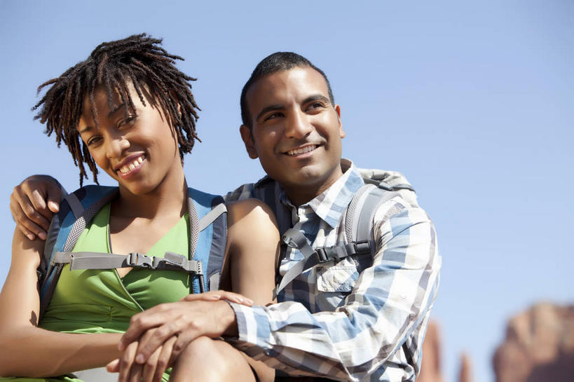 西方人,两个人,坐,抱,笑,微笑,露齿笑,横图,室外,白天,仰视,爱情,旅游,度假,石头,美景,沙漠,欧洲,非洲,黑人,欧洲人,阴影,服装,光线,包,石子,影子,景观,浪漫,旅行包,注视,休闲装,娱乐,衣服,蓝色,蓝天,天空,阳光,自然,背包,天,观察,看,享受,休闲,温暖,温馨,休闲服,景色,恩爱,放松,恋人,服饰,晴朗,抱着,观看,和睦,察看,搂着,关注,自然风光,万里无云,旅游包,男人,男性,年轻男性,年轻女性,女人,女性,非洲人,情侣,大漠,砂漠,石块,岩石,晴空,晴空万里,怀抱,搂,搂抱,相抱,拥抱,坐着,半身,彩图,低角度拍摄,伴侣,融洽,双肩包