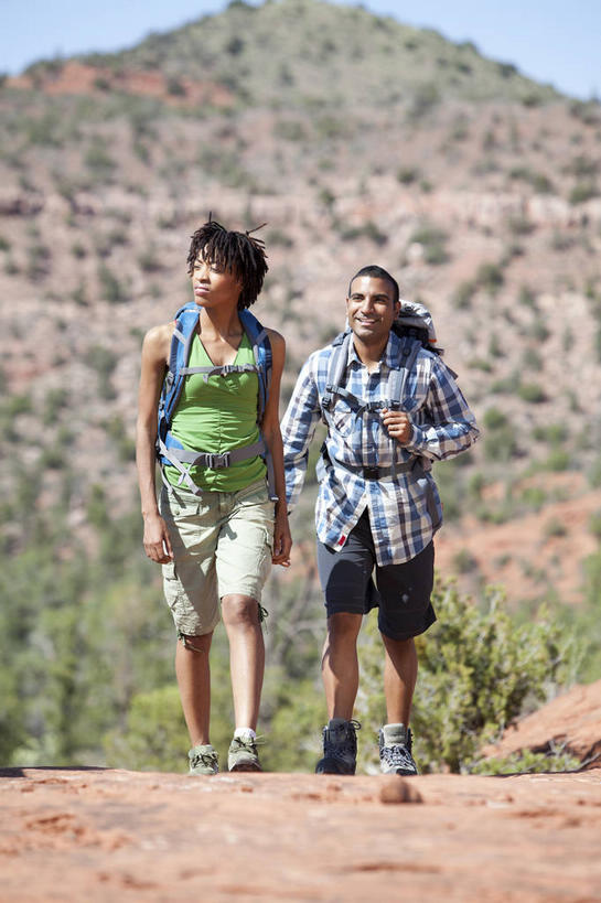 西方人,两个人,走,笑,微笑,露齿笑,竖图,室外,白天,正面,爱情,旅游,度假,石头,美景,森林,沙漠,山,山脉,树林,植物,道路,路,欧洲,非洲,黑人,欧洲人,阴影,服装,光线,包,石子,影子,景观,山峰,小路,交通,山峦,浪漫,旅行包,注视,休闲装,娱乐,树,树木,衣服,蓝色,绿色,蓝天,天空,阳光,自然,背包,群山,天,观察,看,享受,休闲,温暖,温馨,休闲服,景色,恩爱,放松,恋人,服饰,乡间小路,生长,晴朗,成长,观看,和睦,察看,关注,自然风光,沉积岩,万里无云,旅游包,水成岩,男人,男性,年轻男性,年轻女性,女人,女性,非洲人,情侣,大漠,砂漠,石块,岩石,晴空,晴空万里,步行,散步,走路,彩图,全身,伴侣,融洽,双肩包