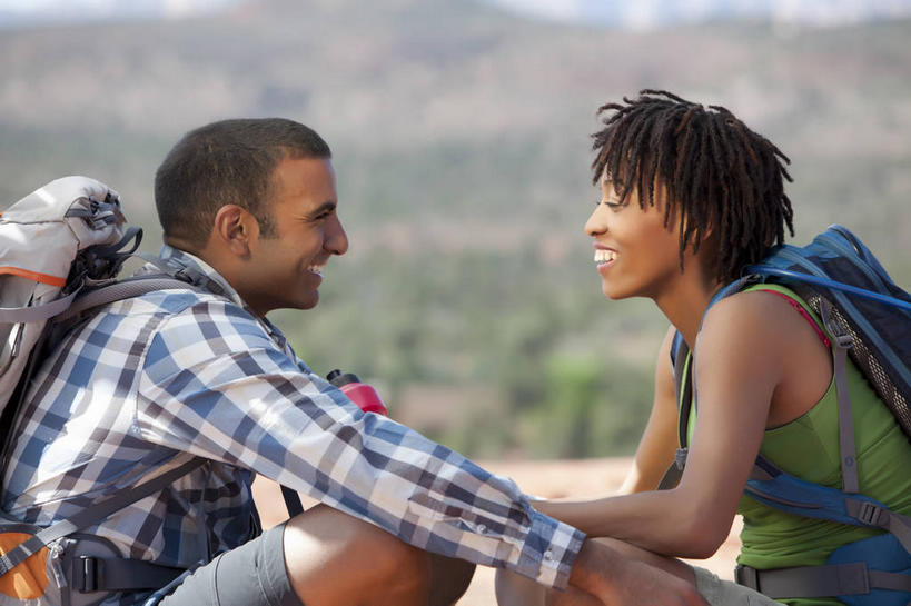 西方人,两个人,坐,笑,微笑,露齿笑,横图,室外,白天,侧面,爱情,旅游,度假,石头,美景,森林,沙漠,山,山脉,树林,植物,欧洲,非洲,黑人,欧洲人,阴影,服装,朦胧,模糊,光线,包,石子,影子,景观,山峰,山峦,浪漫,旅行包,注视,休闲装,娱乐,相视,树,树木,衣服,绿色,阳光,自然,背包,群山,观察,看,享受,休闲,温暖,温馨,面对面,休闲服,景色,恩爱,放松,恋人,服饰,生长,成长,观看,对视,和睦,察看,互视,关注,自然风光,相对,沉积岩,相看,旅游包,水成岩,男人,男性,年轻男性,年轻女性,女人,女性,非洲人,情侣,大漠,砂漠,石块,岩石,坐着,半身,彩图,伴侣,融洽,双肩包