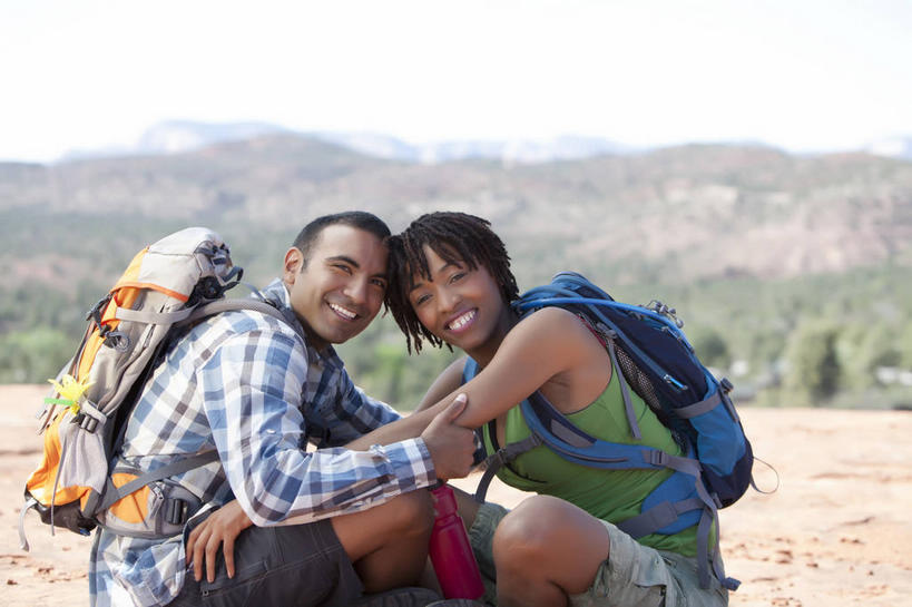 西方人,两个人,坐,抱,笑,微笑,露齿笑,横图,室外,白天,侧面,爱情,旅游,度假,石头,美景,森林,沙漠,山,山脉,树林,植物,欧洲,非洲,黑人,欧洲人,阴影,服装,朦胧,模糊,光线,包,石子,影子,景观,山峰,山峦,浪漫,旅行包,扭头,注视,休闲装,娱乐,树,树木,衣服,蓝色,绿色,蓝天,天空,阳光,自然,背包,群山,天,观察,看,转头,享受,休闲,温暖,温馨,休闲服,景色,恩爱,放松,恋人,服饰,生长,晴朗,成长,抱着,观看,和睦,察看,搂着,关注,自然风光,沉积岩,万里无云,旅游包,水成岩,男人,男性,年轻男性,年轻女性,女人,女性,非洲人,情侣,大漠,砂漠,石块,岩石,晴空,晴空万里,怀抱,搂,搂抱,相抱,拥抱,坐着,半身,彩图,伴侣,融洽,双肩包