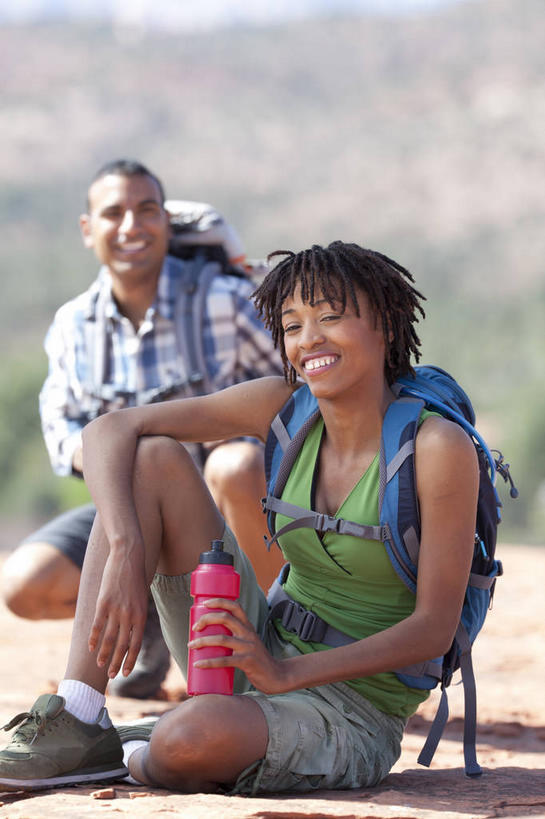 西方人,两个人,坐,笑,微笑,露齿笑,竖图,室外,白天,正面,爱情,旅游,度假,石头,美景,沙漠,山,山脉,植物,欧洲,非洲,黑人,欧洲人,握,阴影,服装,朦胧,模糊,光线,包,石子,影子,景观,山峰,山峦,浪漫,拿,旅行包,拿着,注视,休闲装,娱乐,树,树木,一个,衣服,绿色,阳光,自然,背包,瓶子,塑料制品,群山,观察,看,享受,休闲,温暖,温馨,休闲服,塑料瓶,景色,恩爱,放松,握着,恋人,服饰,生长,单个,成长,观看,和睦,察看,关注,自然风光,沉积岩,旅游包,水成岩,男人,男性,年轻男性,年轻女性,女人,女性,非洲人,情侣,大漠,砂漠,石块,岩石,坐着,半身,彩图,伴侣,融洽,双肩包