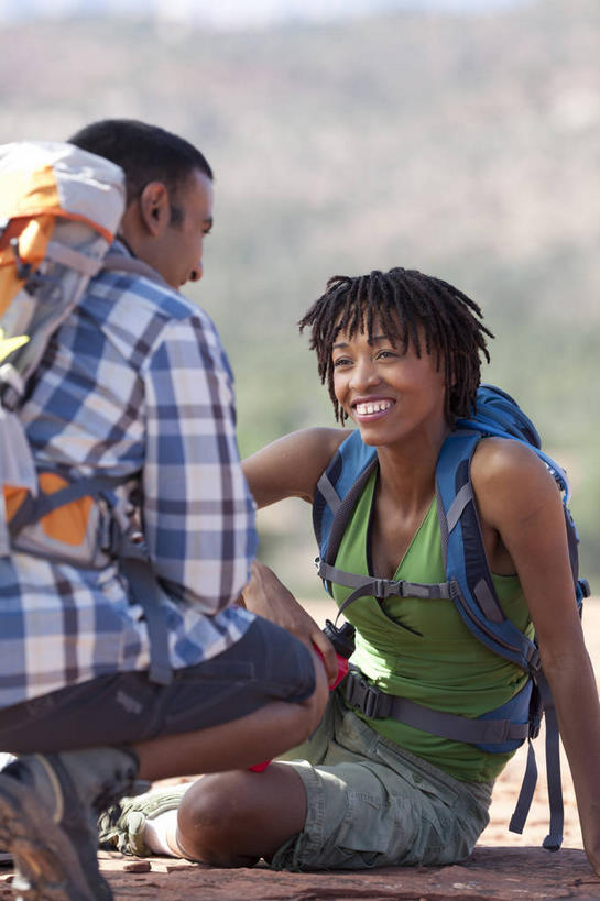 西方人,背部,两个人,坐,蹲,笑,微笑,露齿笑,竖图,室外,白天,正面,爱情,旅游,度假,石头,美景,沙漠,山,山脉,植物,欧洲,非洲,黑人,欧洲人,握,阴影,服装,朦胧,模糊,光线,包,石子,影子,景观,山峰,山峦,浪漫,拿,旅行包,拿着,注视,休闲装,娱乐,相视,树,树木,一个,衣服,绿色,阳光,自然,背包,瓶子,塑料制品,群山,观察,看,享受,休闲,温暖,温馨,面对面,休闲服,塑料瓶,景色,恩爱,放松,握着,恋人,服饰,生长,单个,成长,观看,对视,和睦,察看,互视,关注,自然风光,相对,沉积岩,相看,旅游包,水成岩,男人,男性,年轻男性,年轻女性,女人,女性,非洲人,情侣,大漠,砂漠,石块,岩石,蹲着,坐着,半身,彩图,伴侣,融洽,双肩包