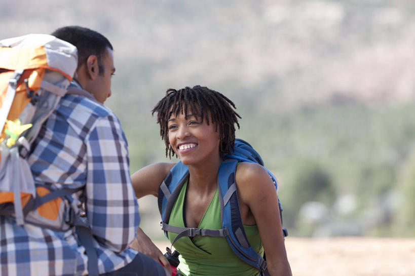 西方人,背部,两个人,坐,蹲,笑,微笑,露齿笑,横图,室外,白天,正面,爱情,旅游,度假,石头,美景,沙漠,山,山脉,植物,欧洲,非洲,黑人,欧洲人,握,阴影,服装,朦胧,模糊,光线,包,石子,影子,景观,山峰,山峦,浪漫,拿,旅行包,拿着,注视,休闲装,娱乐,相视,树,树木,一个,衣服,绿色,阳光,自然,背包,瓶子,塑料制品,群山,观察,看,享受,休闲,温暖,温馨,面对面,休闲服,塑料瓶,景色,恩爱,放松,握着,恋人,服饰,生长,单个,成长,观看,对视,和睦,察看,互视,关注,自然风光,相对,沉积岩,相看,旅游包,水成岩,男人,男性,年轻男性,年轻女性,女人,女性,非洲人,情侣,大漠,砂漠,石块,岩石,蹲着,坐着,半身,彩图,伴侣,融洽,双肩包