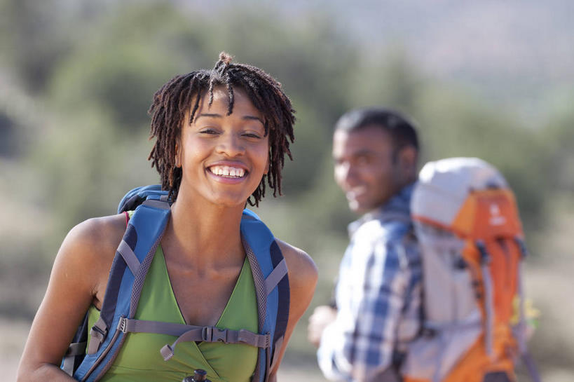 西方人,背部,两个人,站,笑,微笑,露齿笑,横图,室外,白天,正面,爱情,旅游,度假,美景,沙漠,树林,植物,欧洲,非洲,黑人,欧洲人,阴影,服装,朦胧,模糊,光线,包,影子,景观,浪漫,旅行包,扭头,注视,休闲装,娱乐,树,树木,衣服,绿色,阳光,自然,背包,观察,看,站着,转头,享受,休闲,温暖,温馨,休闲服,景色,恩爱,放松,恋人,服饰,生长,成长,观看,和睦,察看,关注,自然风光,旅游包,男人,男性,年轻男性,年轻女性,女人,女性,非洲人,情侣,大漠,砂漠,站立,半身,彩图,伴侣,融洽,双肩包