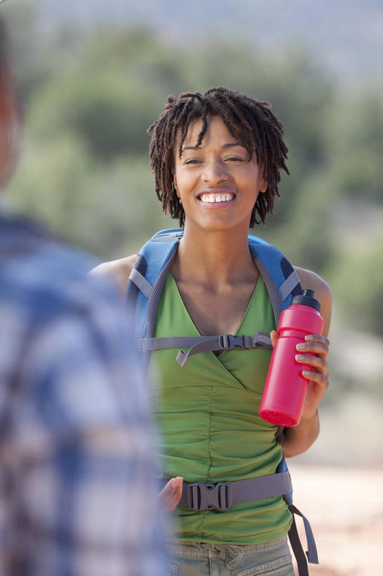 西方人,背部,两个人,伙伴,朋友,站,笑,微笑,露齿笑,竖图,室外,白天,正面,旅游,度假,友谊,美景,沙漠,植物,欧洲,非洲,黑人,欧洲人,握,阴影,服装,朦胧,模糊,光线,包,影子,景观,拿,旅行包,拿着,注视,休闲装,娱乐,树,树木,一个,衣服,粉色,绿色,阳光,自然,背包,瓶子,塑料制品,观察,看,站着,享受,休闲,休闲服,塑料瓶,景色,放松,握着,服饰,生长,单个,成长,观看,察看,关注,自然风光,旅游包,友情,男人,男性,年轻男性,年轻女性,女人,女性,非洲人,大漠,砂漠,站立,半身,彩图,双肩包