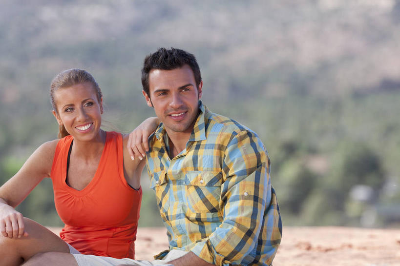 西方人,两个人,坐,笑,微笑,露齿笑,横图,室外,白天,正面,爱情,旅游,度假,石头,美景,沙漠,树林,植物,欧洲,欧洲人,阴影,服装,朦胧,模糊,光线,石子,影子,景观,浪漫,注视,休闲装,娱乐,树,树木,衣服,红色,绿色,阳光,自然,观察,看,享受,休闲,温暖,温馨,休闲服,景色,恩爱,放松,搭,恋人,服饰,生长,成长,观看,和睦,察看,搭着,关注,自然风光,沉积岩,水成岩,男人,男性,年轻男性,年轻女性,女人,女性,白种人,情侣,大漠,砂漠,石块,岩石,坐着,半身,彩图,伴侣,融洽