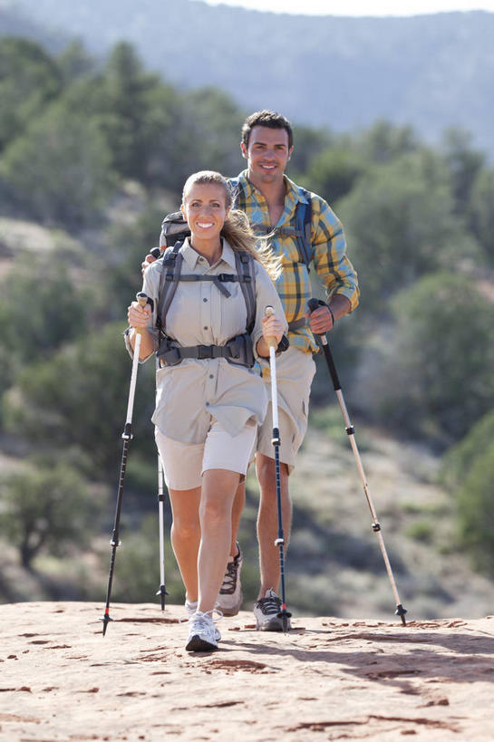 西方人,两个人,走,竖图,室外,白天,正面,爱情,旅游,度假,石头,美景,沙漠,山,山脉,植物,道路,路,欧洲,欧洲人,握,阴影,服装,光线,包,工具,器材,石子,影子,景观,山峰,小路,交通,山峦,浪漫,拿,旅行包,拿着,注视,休闲装,娱乐,树,树木,衣服,绿色,阳光,自然,背包,群山,观察,看,享受,休闲,温暖,温馨,休闲服,器械,景色,恩爱,放松,握着,恋人,服饰,乡间小路,生长,成长,拐杖,观看,和睦,察看,关注,自然风光,沉积岩,登山杖,辅助设备,旅游包,登山棍,水成岩,男人,男性,年轻男性,年轻女性,女人,女性,白种人,情侣,大漠,砂漠,石块,岩石,步行,登山,爬山,散步,走路,彩图,全身,伴侣,融洽,双肩包