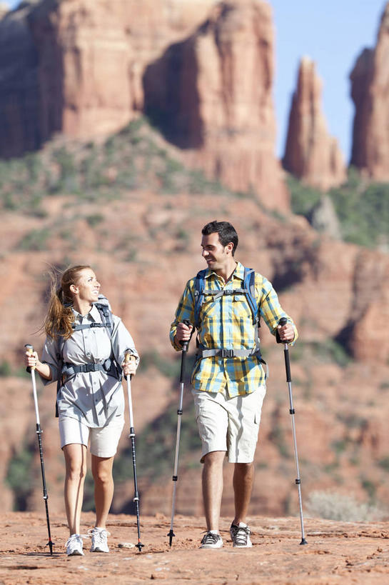 西方人,两个人,走,笑,微笑,露齿笑,竖图,室外,白天,正面,爱情,旅游,度假,石头,美景,沙漠,山,山脉,植物,道路,路,欧洲,欧洲人,握,阴影,服装,光线,包,工具,器材,石子,影子,景观,山峰,小路,交通,山峦,浪漫,拿,旅行包,拿着,扭头,注视,休闲装,娱乐,树,树木,衣服,蓝色,绿色,蓝天,天空,阳光,自然,背包,群山,天,观察,看,转头,享受,休闲,温暖,温馨,休闲服,器械,景色,恩爱,放松,握着,恋人,服饰,乡间小路,生长,晴朗,成长,拐杖,观看,和睦,察看,关注,自然风光,沉积岩,万里无云,登山杖,辅助设备,旅游包,登山棍,水成岩,男人,男性,年轻男性,年轻女性,女人,女性,白种人,情侣,大漠,砂漠,石块,岩石,晴空,晴空万里,步行,登山,爬山,散步,走路,彩图,全身,伴侣,融洽,双肩包