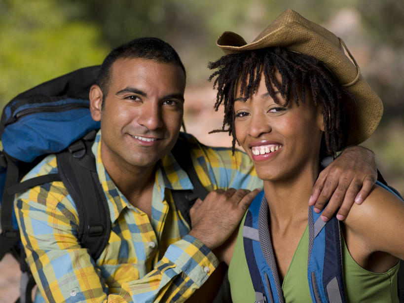 西方人,两个人,抱,笑,微笑,露齿笑,横图,室外,白天,正面,爱情,旅游,度假,美景,沙漠,树林,植物,帽子,欧洲,非洲,黑人,欧洲人,阴影,服装,朦胧,模糊,光线,包,影子,景观,浪漫,旅行包,注视,休闲装,娱乐,树,树木,衣服,绿色,阳光,自然,背包,遮阳帽,观察,看,享受,休闲,温暖,温馨,休闲服,景色,恩爱,放松,恋人,服饰,生长,成长,抱着,观看,和睦,察看,搂着,关注,自然风光,旅游包,男人,男性,年轻男性,年轻女性,女人,女性,非洲人,情侣,大漠,砂漠,怀抱,搂,搂抱,相抱,拥抱,半身,彩图,伴侣,融洽,双肩包