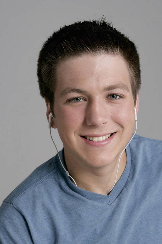 西方人,脸,头,脸颊,脖子,头发,一个人,笑,微笑,露齿笑,竖图,室内,特写,白天,正面,快乐,满意,幸福,欧洲,欧洲人,仅一个男性,仅一个人,灰色背景,服装,音响,音乐,听,注视,休闲装,娱乐,肩膀,仅一个年轻男性,衣服,蓝色,黑色,耳机,观察,看,享受,休闲,休闲服,放松,摄影,服饰,影棚,观看,察看,舒适,享乐,关注,男人,男性,年轻男性,白种人,头部,直发,脖,颈,颈部,脸部,脸蛋,面部,半身,彩图,影棚拍摄,拍摄,短发