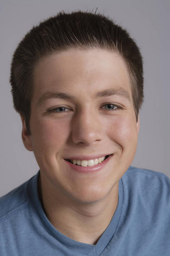 西方人,脸,头,脸颊,脖子,头发,一个人,笑,微笑,露齿笑,竖图,室内,特写,白天,正面,欧洲,欧洲人,仅一个男性,仅一个人,灰色背景,服装,注视,休闲装,肩膀,仅一个年轻男性,衣服,蓝色,黑色,观察,看,休闲,休闲服,摄影,服饰,影棚,观看,察看,关注,男人,男性,年轻男性,白种人,头部,直发,脖,颈,颈部,脸部,脸蛋,面部,半身,彩图,影棚拍摄,拍摄,短发