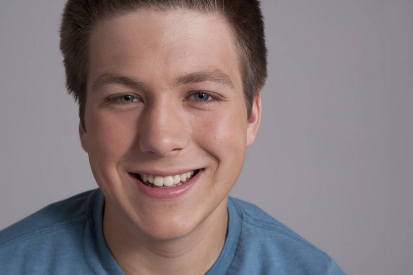 西方人,脸,头,脸颊,脖子,头发,一个人,笑,微笑,露齿笑,横图,室内,特写,白天,正面,欧洲,欧洲人,仅一个男性,仅一个人,灰色背景,服装,注视,休闲装,肩膀,仅一个年轻男性,衣服,蓝色,黑色,观察,看,休闲,休闲服,摄影,服饰,影棚,观看,察看,关注,男人,男性,年轻男性,白种人,头部,直发,脖,颈,颈部,脸部,脸蛋,面部,半身,彩图,影棚拍摄,拍摄,短发