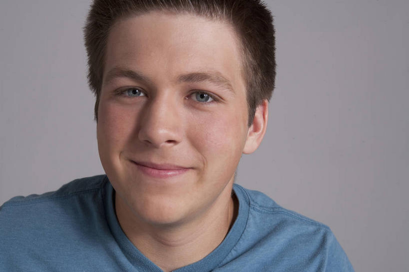 西方人,脸,头,脸颊,脖子,头发,一个人,笑,微笑,横图,室内,特写,白天,正面,欧洲,欧洲人,仅一个男性,仅一个人,灰色背景,服装,注视,休闲装,肩膀,仅一个年轻男性,衣服,蓝色,黑色,观察,看,休闲,休闲服,摄影,服饰,影棚,观看,察看,关注,男人,男性,年轻男性,白种人,头部,直发,脖,颈,颈部,脸部,脸蛋,面部,半身,彩图,影棚拍摄,拍摄,短发