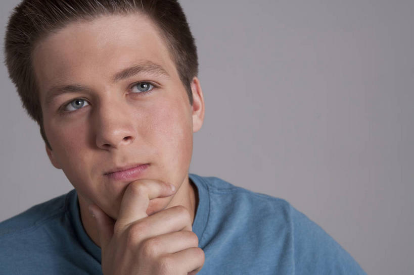 西方人,脸,头,脸颊,脖子,手,头发,一个人,笑,微笑,横图,室内,特写,白天,正面,欧洲,欧洲人,仅一个男性,仅一个人,撑,灰色背景,服装,托腮,注视,休闲装,肩膀,仅一个年轻男性,衣服,蓝色,黑色,观察,看,托,休闲,手部,休闲服,摄影,服饰,影棚,观看,单手,察看,关注,托下巴,单手托腮,男人,男性,年轻男性,白种人,头部,直发,脖,颈,颈部,脸部,脸蛋,面部,半身,彩图,影棚拍摄,拍摄,短发