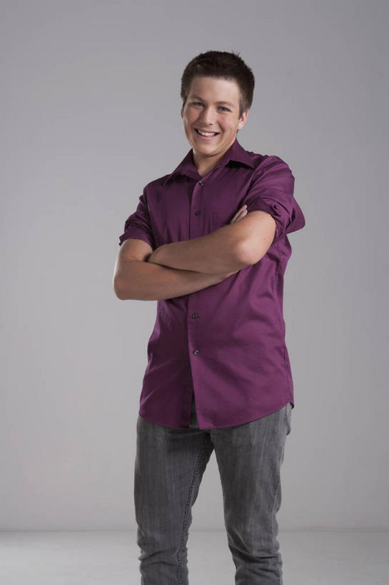 西方人,一个人,站,笑,双手交叉,微笑,露齿笑,竖图,室内,白天,正面,欧洲,欧洲人,仅一个男性,仅一个人,灰色背景,服装,注视,休闲装,仅一个年轻男性,衣服,观察,看,站着,休闲,休闲服,摄影,服饰,影棚,观看,察看,双手抱胸,关注,男人,男性,年轻男性,白种人,站立,半身,彩图,影棚拍摄,拍摄